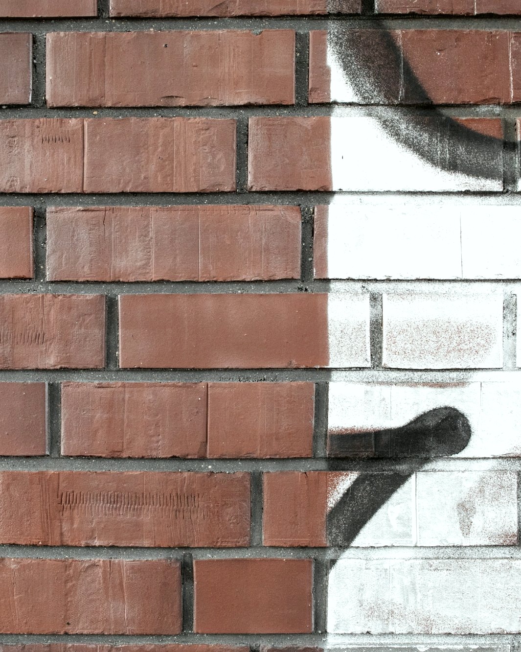 Graffitientfernung Heidelberg — Klinker-Fassade halb gereinigt