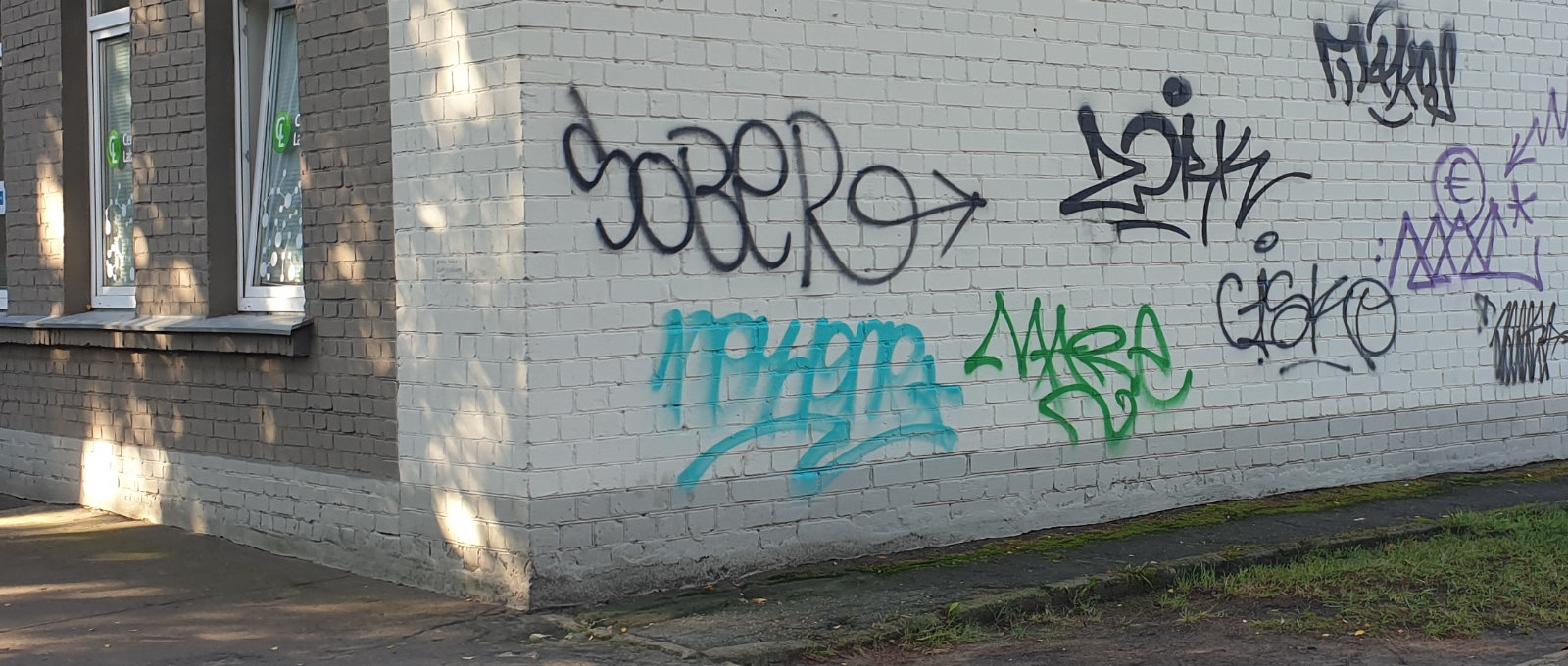 Graffiti an Hauswand vor der Entfernung