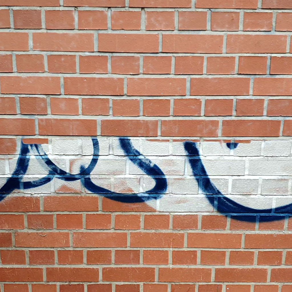 Graffitientfernung Klinker Vorher/Nachher